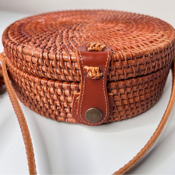 Rattan Woven Round Crossbody With Leather Strap Brown Lined Snap Closure - Picture 5 of 11